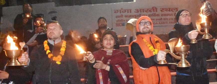 पोलैंड के पावेल कालिदास ने गंगा तट पर आयोजित महिला गंगा आरती में लिया हिस्सा