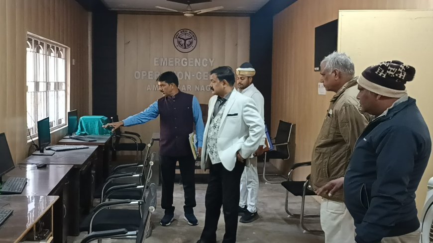 डीएम ने किया कलेक्ट्रेट के विभिन्न विभागों का औचक निरीक्षण, कर्मचारियों की उपस्थिति की जांच