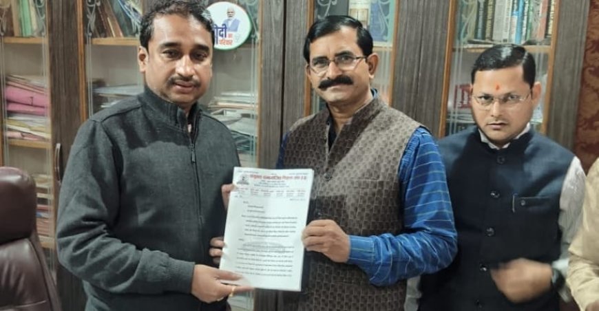पुरानी पेंशन की मांग को लेकर शिक्षकों ने विधायक दीपक पटेल को ज्ञापन सौंपा