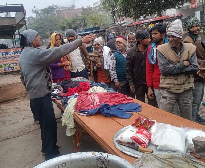 भीषण ठंड में राहगीरों को गर्म कपड़े और चाय का वितरण