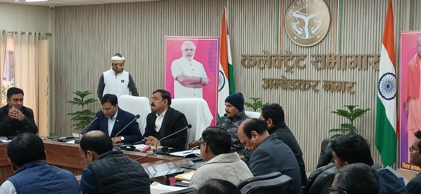 मतदाता दिवस की तैयारियों पर जिलाधिकारी ने की समीक्षा बैठक