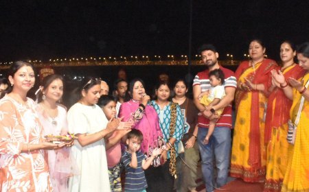 गंगा आरती में शामिल हुईं भोजपुरी गायिका देवी, सुरों से मोहा घाट का माहौल