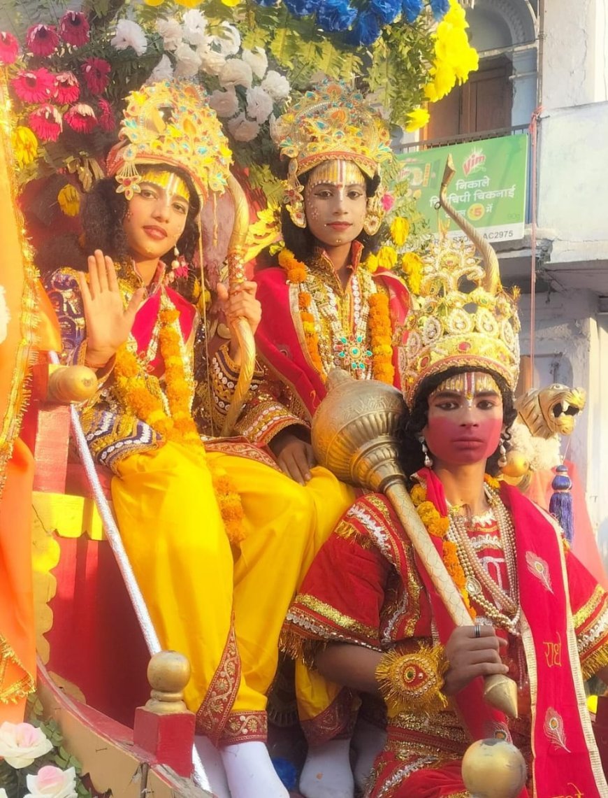प्रयागराज में निकली मर्यादा पुरुषोत्तम श्रीराम की भव्य शोभायात्रा, राम दरबार की झांकियों ने मोहा मन