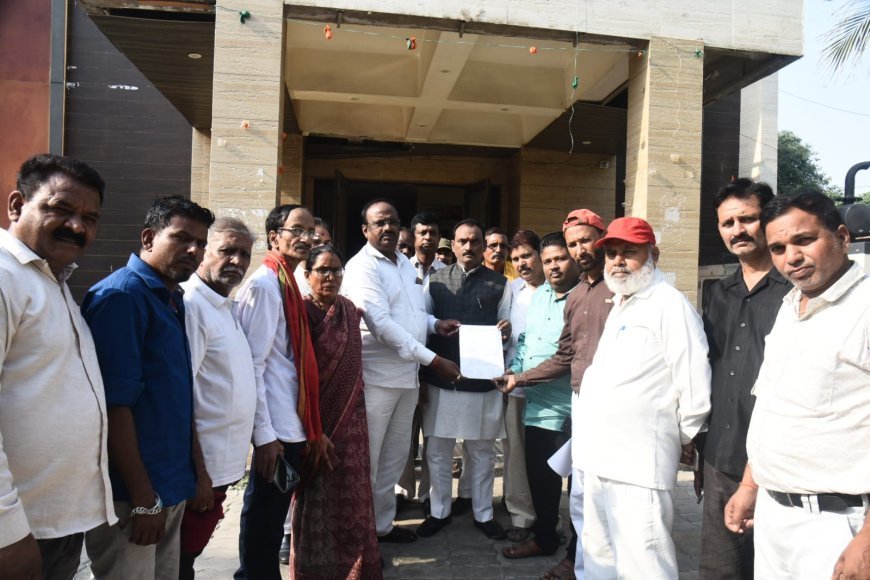 फीस वृद्धि के विरोध में अभिभावकों ने सौंपा सीएम को संबोधित ज्ञापन