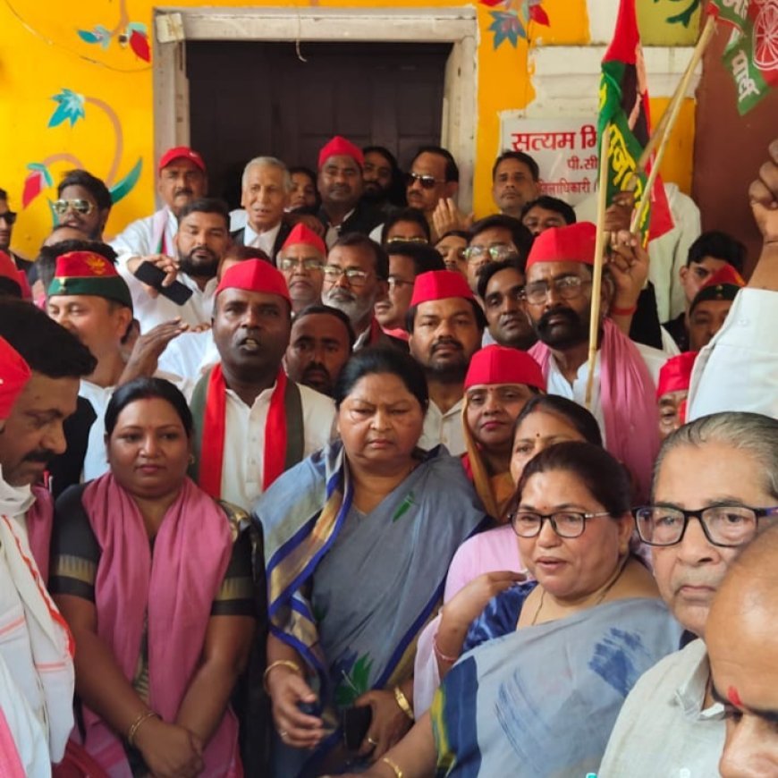 प्रयागराज में सपा का प्रदर्शन: पीडीए समाज के उत्पीड़न और सांसद पर हमले के विरोध में सौंपा ज्ञापन