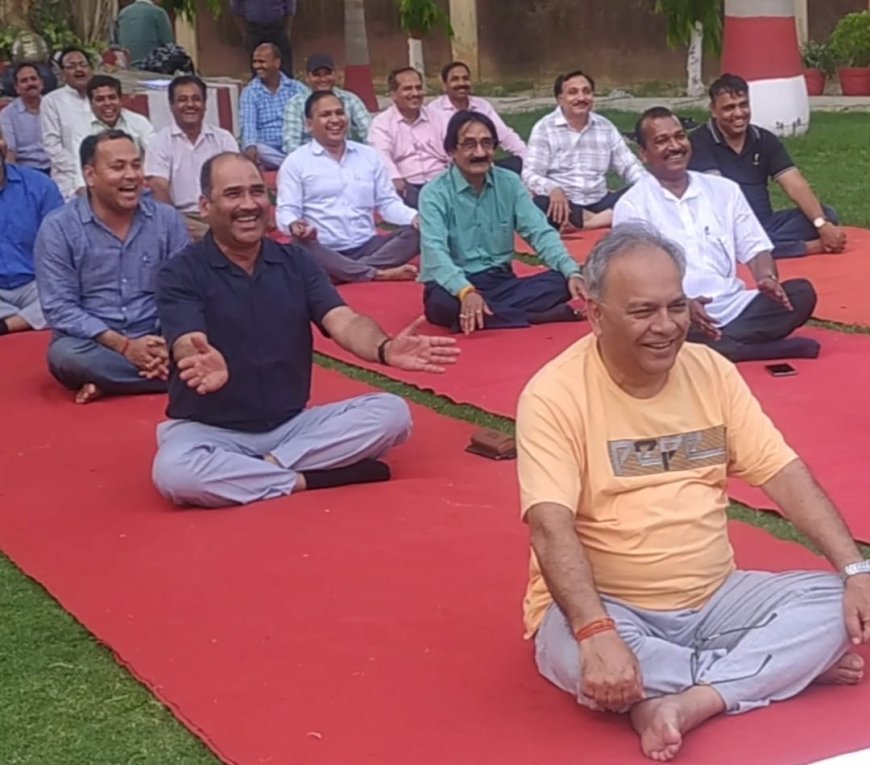 प्रयागराज में हास्य योग से गूंजा गंगा परिसर, टंडन विश्वविद्यालय में अनोखा योग अभ्यास