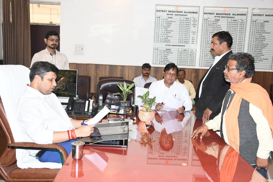 जनता दर्शन में डीएम ने सुनी समस्याएं, जरूरतमंद को राशन दुकान खोलने के लिए मिले एक लाख रुपये