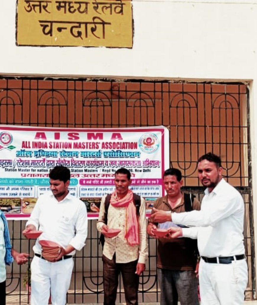 पनकी और चंदारी स्टेशनों पर संकोरे वितरित कर फैलाई जागरूकता