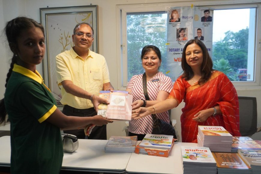 रोटरी क्लब ने बांटे बैग व पुस्तकें, मेधावियों को मिले मेडल