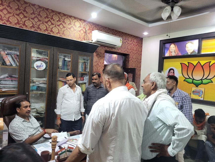 फूलपुर विधायक दीपक पटेल ने जनता दर्शन में सुनीं समस्याएं, समाधान का दिया आश्वासन