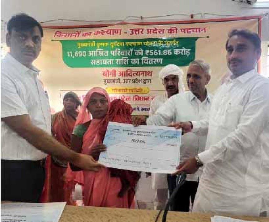 फूलपुर में कृषक दुर्घटना योजना के लाभार्थियों को मिले सहायता चेक, विधायक दीपक पटेल ने बांटे चेक
