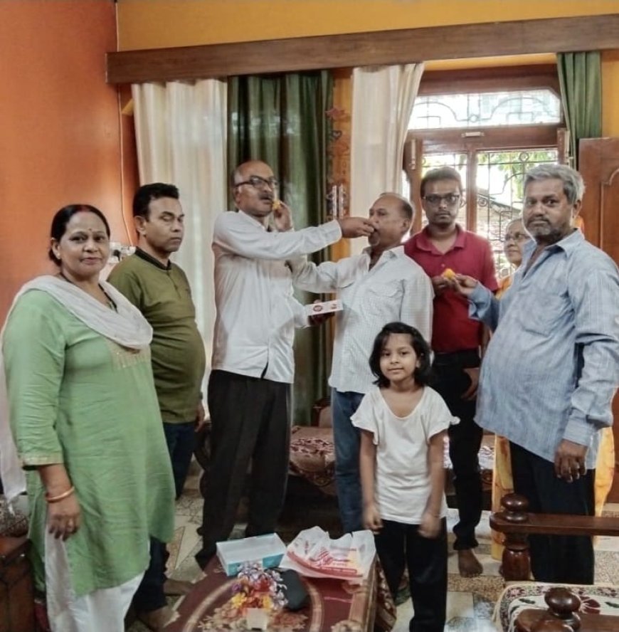 कांग्रेस के नवनियुक्त पदाधिकारियों को कार्यकर्ताओं ने दी मिठाई खिलाकर शुभकामनाएं