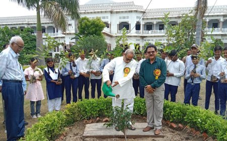 मुंशी काली प्रसाद उद्यान में पौधरोपण से वन महोत्सव की शुरुआत, छात्रों को मिला पर्यावरण बचाने का संदेश