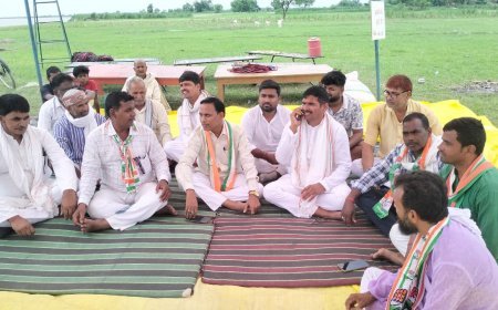 कटान से जूझ रहे माझा कम्हरिया में तीसरे दिन भी अनशन जारी