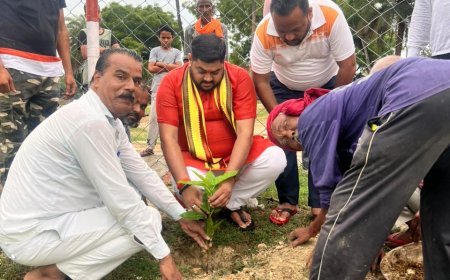 अम्बेडकरनगर के अमृत सरोवर किनारे ‘एक पेड़ मां के नाम’ अभियान के तहत हुआ वृक्षारोपण