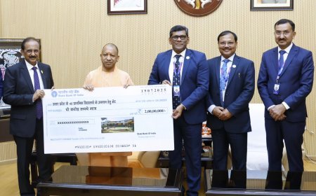 SBI अध्यक्ष ने सौंपा ₹2 करोड़ का चेक, उत्तर प्रदेश के 40 स्कूल होंगे आधुनिक