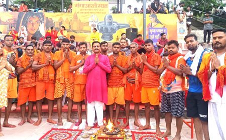 शिवभक्ति और पर्यावरण संरक्षण का अद्वितीय संगम: पूर्णानंद घाट पर कांवड़ियों ने ली गंगा आरती में शपथ