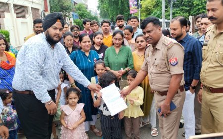 स्कूल बंद, न्याय ठप: फर्स्ट क्रया स्कूल के खिलाफ अभिभावकों व बच्चों का विरोध प्रदर्शन