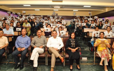 सरस्वती डेंटल कॉलेज में डिजिशक्ति योजना के तहत 101 छात्रों को टैबलेट वितरित