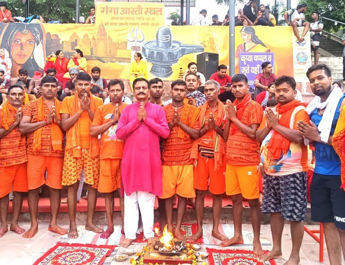 शिवभक्ति और पर्यावरण संरक्षण का अद्वितीय संगम: पूर्णानंद घाट पर कांवड़ियों ने ली गंगा आरती में शपथ