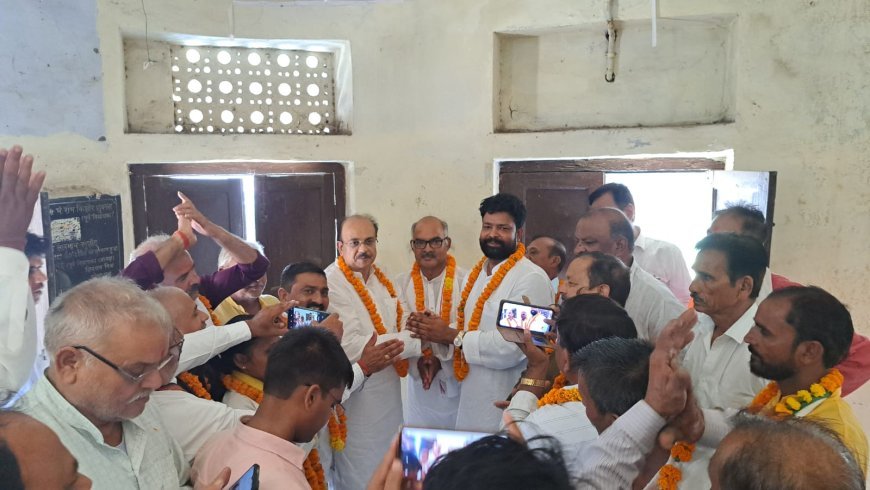 कांग्रेस की मासिक बैठक में नवनियुक्त पदाधिकारियों का सम्मान, विधालयों को मर्ज करने की बात निंदनीय