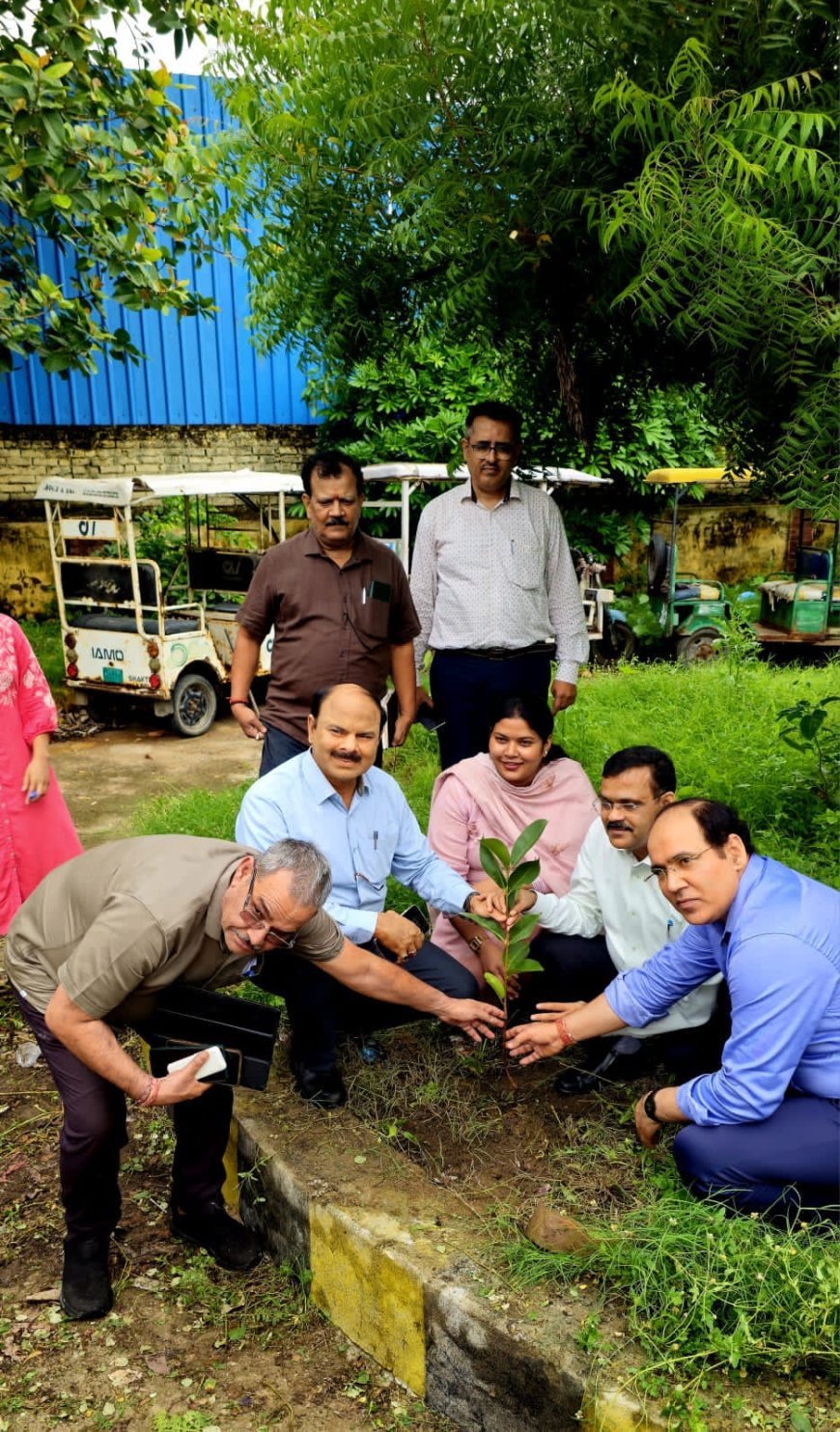 वन महोत्सव पर आरटीओ अधिकारियों ने किया वृक्षारोपण, पर्यावरण सुरक्षा का दिया संदेश