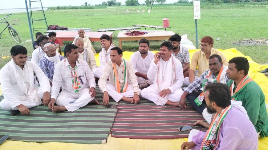 कटान से जूझ रहे माझा कम्हरिया में तीसरे दिन भी अनशन जारी