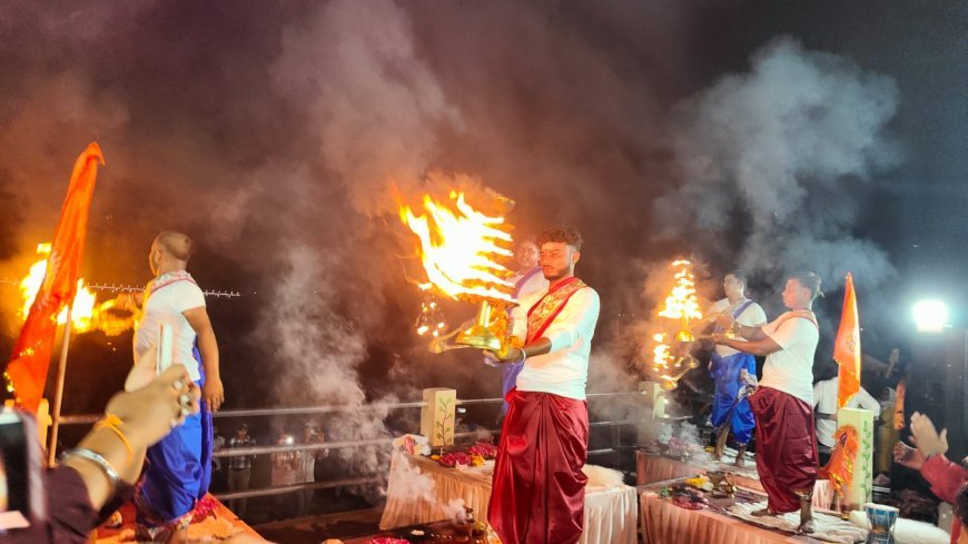 गुरु पूर्णिमा पर नैनी अरेल रेल घाट से शुरू हुई भव्य गंगा आरती