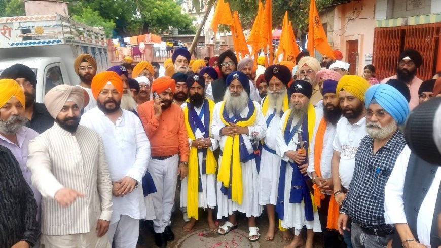 गुरु तेग बहादुर जी की 350वीं शहादत वर्ष यात्रा का कानपुर में केसरी झंडों और फूलों से स्वागत