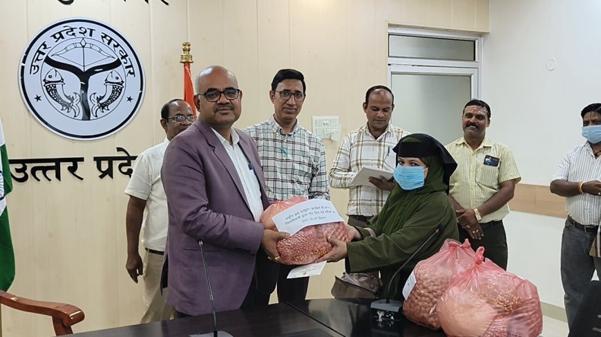 कानपुर डीएम ने टीबी उन्मूलन की ली जिम्मेदारी, 11 मरीजों को लिया गोद और दी पोषण पोटली