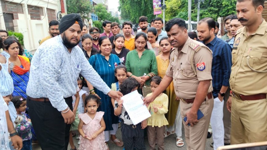 स्कूल बंद, न्याय ठप: फर्स्ट क्रया स्कूल के खिलाफ अभिभावकों व बच्चों का विरोध प्रदर्शन