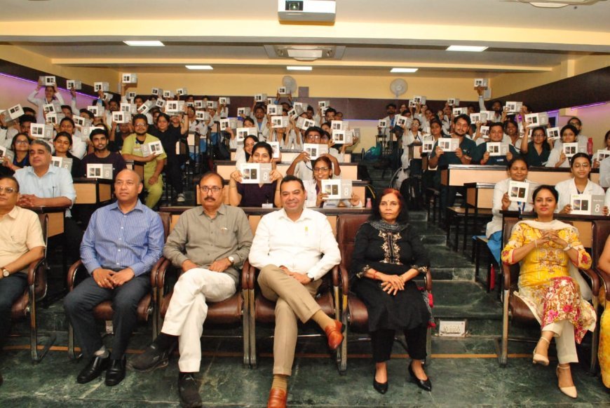 सरस्वती डेंटल कॉलेज में डिजिशक्ति योजना के तहत 101 छात्रों को टैबलेट वितरित