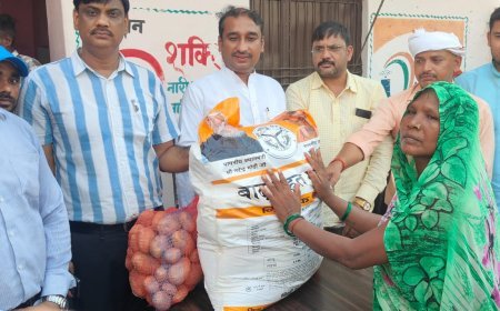 विधायक दीपक पटेल ने फूलपुर में बाढ़ प्रभावितों को बांटी राहत सामग्री