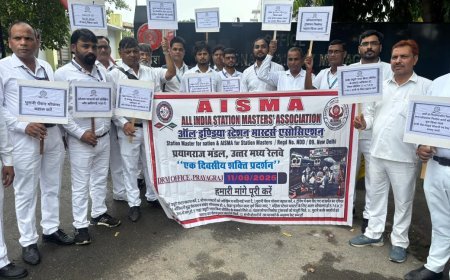 लंबित मांगों को लेकर स्टेशन मास्टरों ने किया विरोध प्रदर्शन