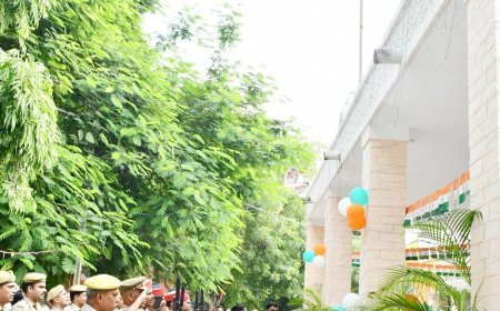 प्रयागराज आयुक्त कार्यालय में स्वतंत्रता दिवस का जश्न, अपर आयुक्त ने किया ध्वजारोहण