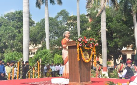 इलाहाबाद विश्वविद्यालय में 79वें स्वतंत्रता दिवस का जश्न, कुलपति ने किया ध्वजारोहण और टी-55 टैंक का अनावरण