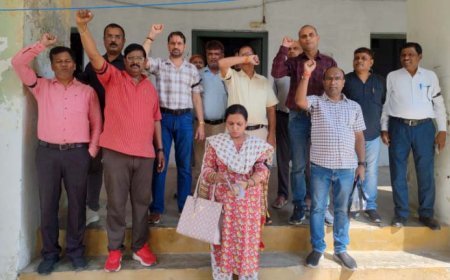 कुलभास्कर महाविद्यालय के शिक्षकों ने मांगों को लेकर किया विरोध प्रदर्शन