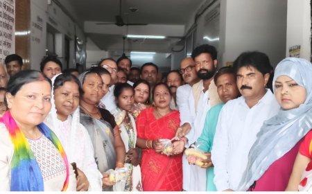 राजीव गांधी की जयंती पर अस्पताल में फल वितरण