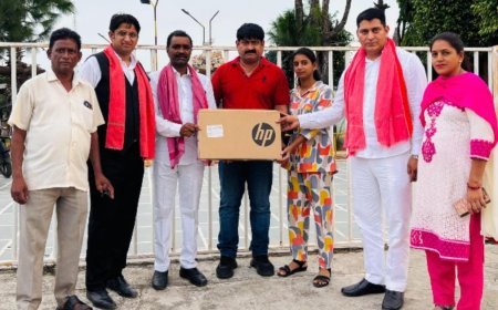 हापुड़ की होनहार छात्रा को मिला अखिलेश यादव का तोहफा: लैपटॉप से जिएंगे शिक्षा के सपने