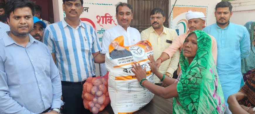 विधायक दीपक पटेल ने फूलपुर में बाढ़ प्रभावितों को बांटी राहत सामग्री