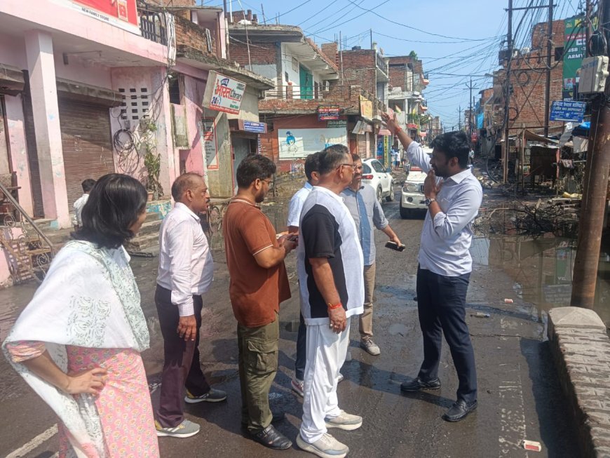 बाढ़ प्रभावित इलाकों का दौरा, नगर आयुक्त ने दिए सफाई के निर्देश