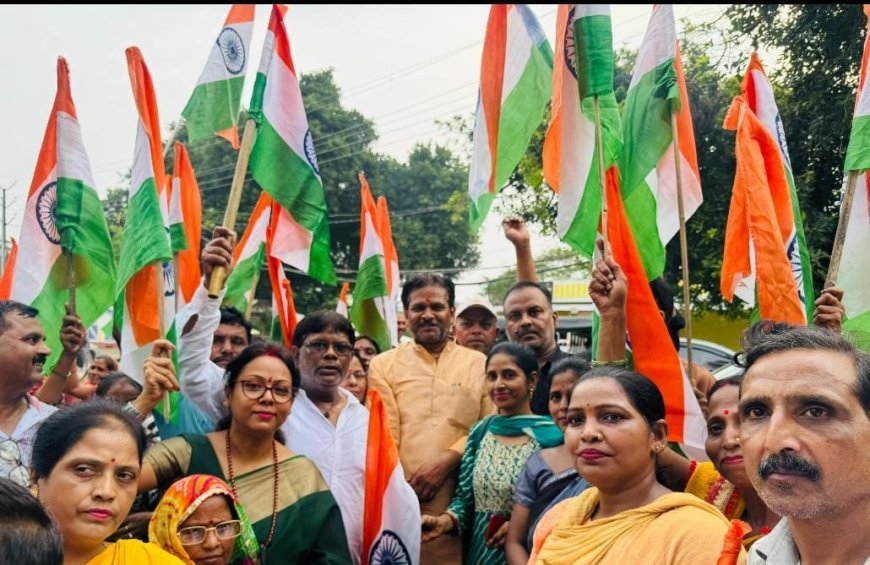 प्रयागराज में गूंजी देशभक्ति की गूंज, भाजपा कार्यकर्ताओं ने निकाली विशाल तिरंगा यात्रा