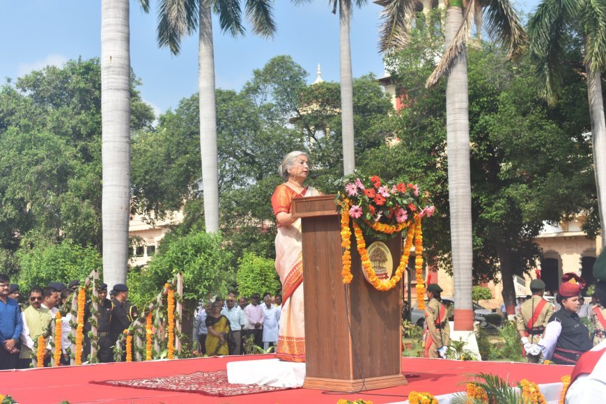 इलाहाबाद विश्वविद्यालय में 79वें स्वतंत्रता दिवस का जश्न, कुलपति ने किया ध्वजारोहण और टी-55 टैंक का अनावरण