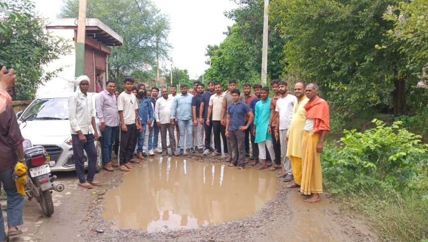 गणेशरा बाकलपुर का मुख्य मार्ग जर्जर, स्थानीय निवासियों ने किया विरोध प्रदर्शन