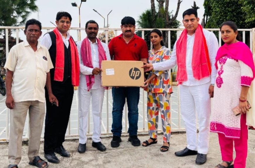 हापुड़ की होनहार छात्रा को मिला अखिलेश यादव का तोहफा: लैपटॉप से जिएंगे शिक्षा के सपने