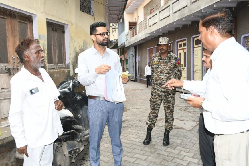 मथुरा में स्वच्छता अभियान: नगर आयुक्त ने पकड़ी खामियां, वेतन कटा, नोटिस जारी