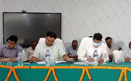 लापरवाह अधिकारियों पर गिरी गाज, डीएम ने वेतन रोका; जन कल्याणकारी योजनाओं में तेजी के निर्देश