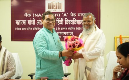 Hindi विश्‍वविद्यालय के कुलसचिव एवं वित्ताधिकारी ने विद्यार्थियों को दिया खेल का पुरस्कार 