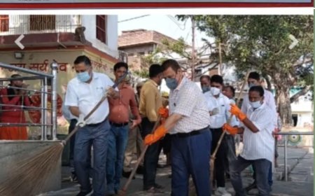 टाण्डा एसडीएम ने खुद झाड़ू उठाकर दिखाई अनूठी मिसाल, दिया स्वच्छता व पर्यावरण संरक्षण का संदेश