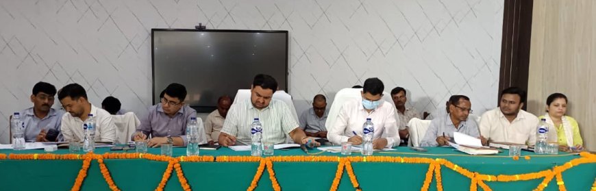 लापरवाह अधिकारियों पर गिरी गाज, डीएम ने वेतन रोका; जन कल्याणकारी योजनाओं में तेजी के निर्देश
